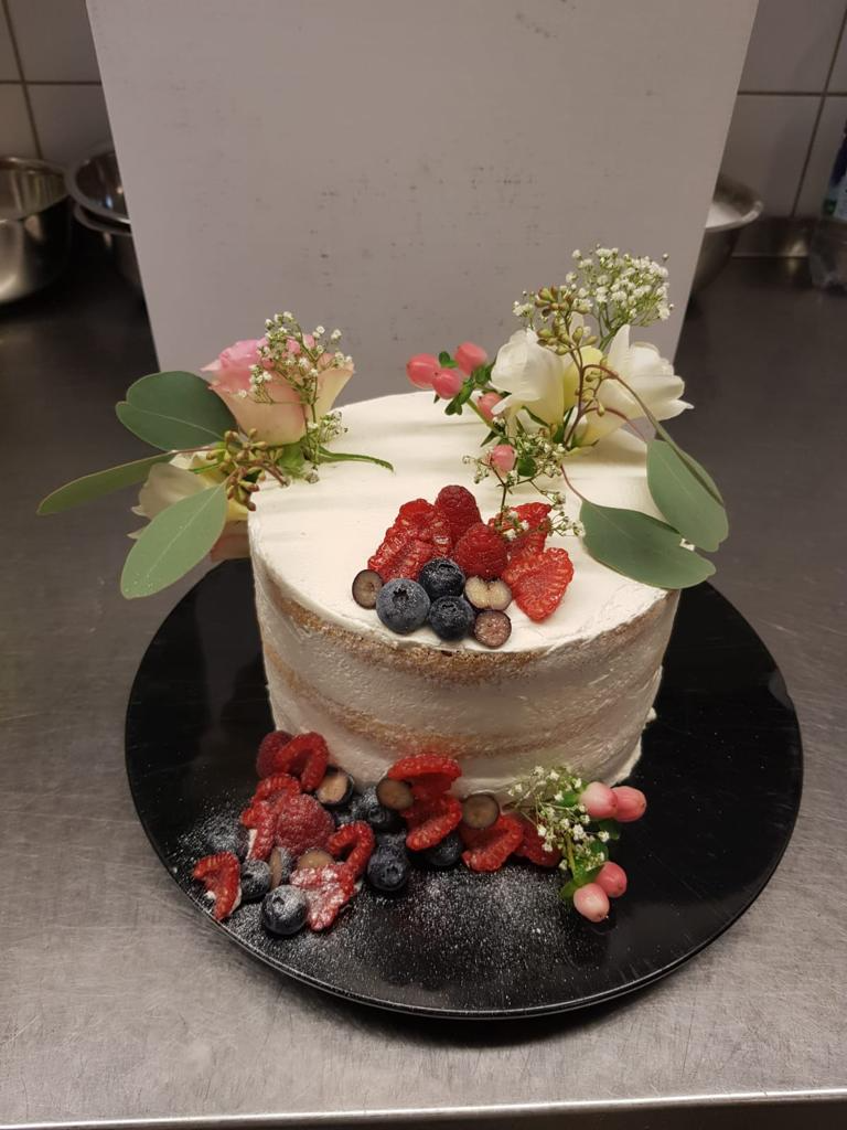 Torte verziert mit Rosen und Früchten