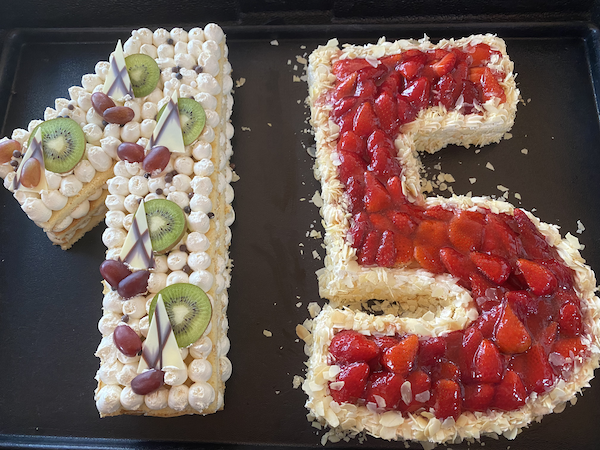 Torte als 15 mit Erdbeeren, Kiwi, Trauben und Mandeln