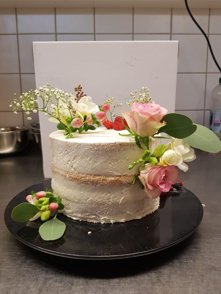 Torte verziert mit Rosen